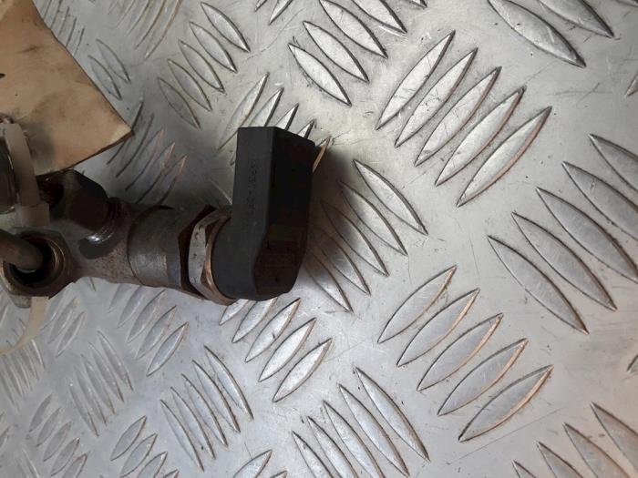 Bränsleinsprutningsmunstycke från en BMW 3 serie (E46/4) 320d 16V 2003