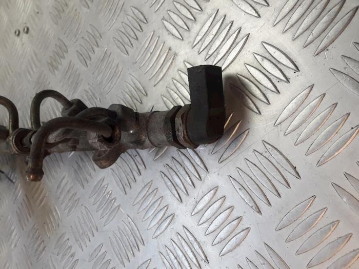 Bränsleinsprutningsmunstycke från en BMW 1 serie (E87/87N) 118d 16V 2007