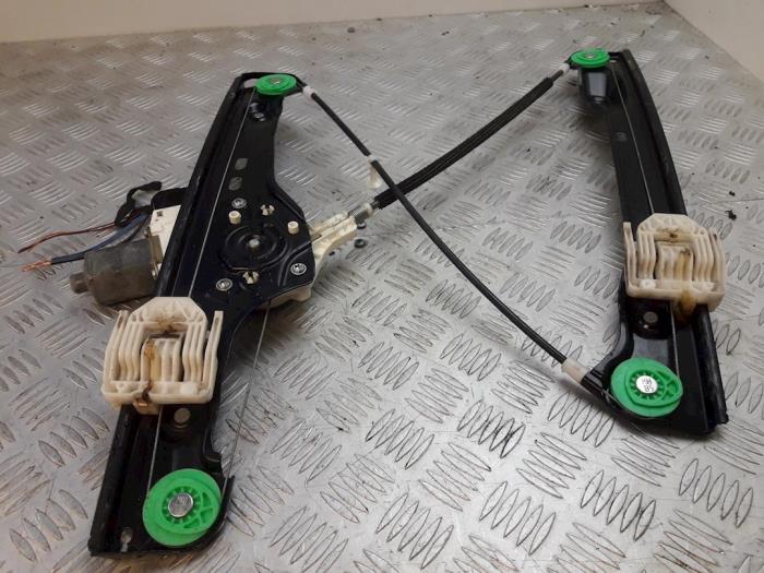 Fönstermekanism, 4-dörrars, vänster fram från en BMW 3 serie (E90) 320i 16V 2006