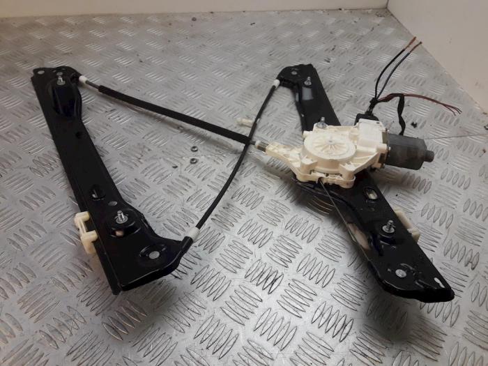 Fönstermekanism, 4-dörrars, vänster fram från en BMW 3 serie (E90) 320i 16V 2006