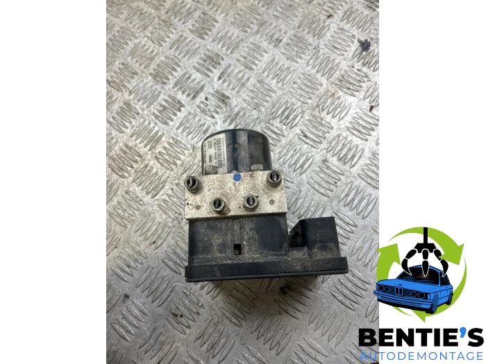 ABS-pump från en BMW 3 serie (E90) 320i 16V 2006