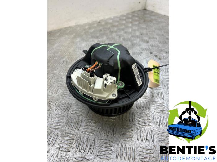 Fläktmotor för uppvärmning och ventilation från en BMW 3 serie (E90) 320i 16V 2006