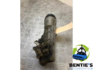 Używane Obudowa filtra oleju BMW 1 serie (F21) 114i 1.6 16V Cena € 55,00 Procedura marży oferowane przez Bentie's autodemontage