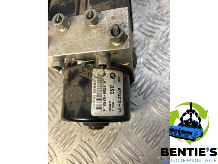 ABS-pump från en BMW 3 serie (E90) 320i 16V 2006