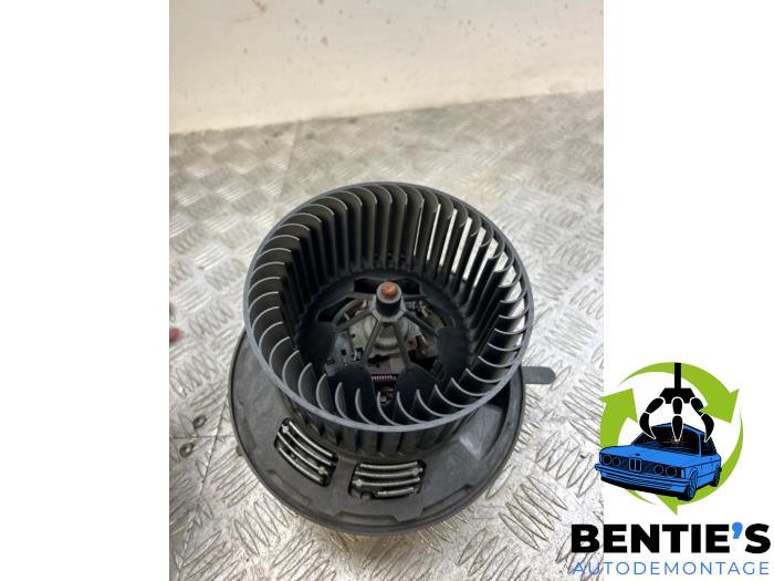 Fläktmotor för uppvärmning och ventilation från en BMW 3 serie (E90) 320i 16V 2006