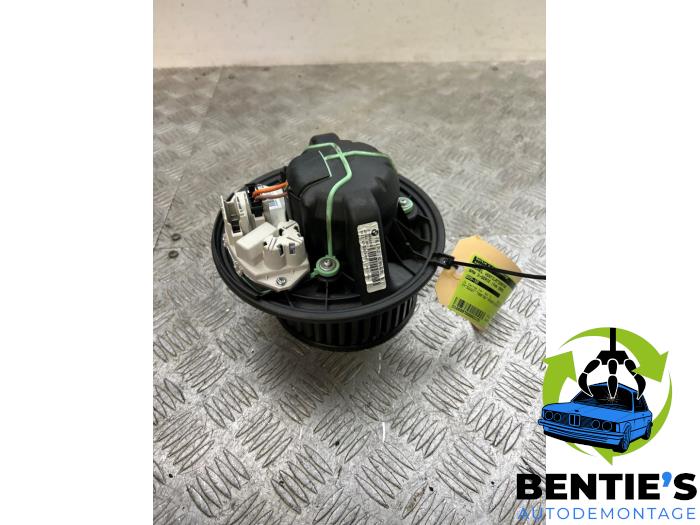 Fläktmotor för uppvärmning och ventilation från en BMW 3 serie (E90) 320i 16V 2006