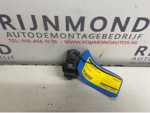 Używane Przelacznik hamulca postojowego Opel Insignia 2.0 CDTI 16V 160 Ecotec Cena na żądanie oferowane przez Autodemontage Rijnmond BV