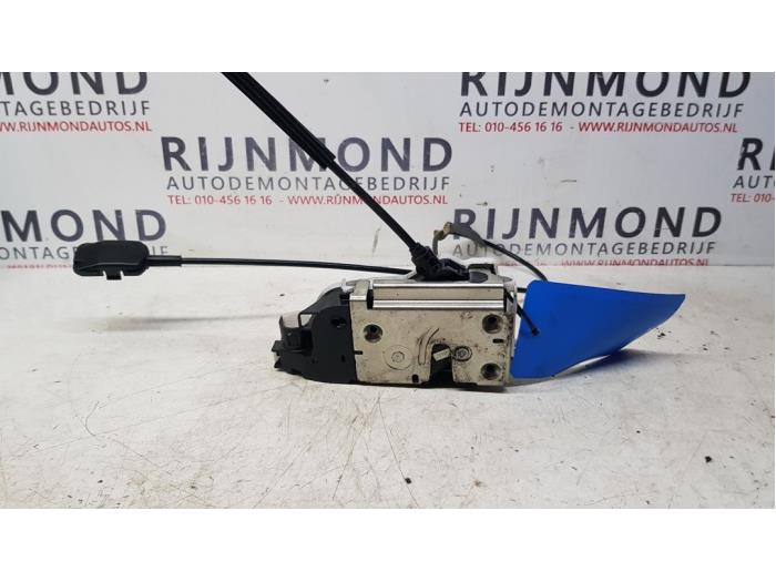 Dörrlåsmekanism, 2-dörrars, höger från en Renault Twingo II (CN) 1.2 16V 2011