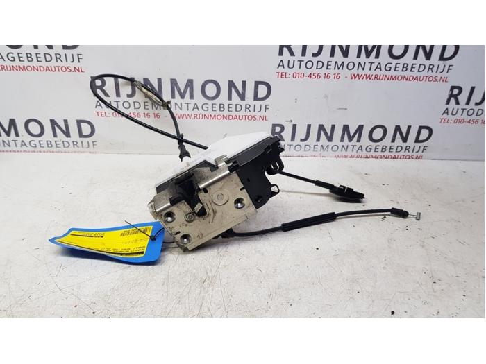 Dörrlåsmekanism, 2-dörrars, höger från en Renault Twingo II (CN) 1.2 16V 2011