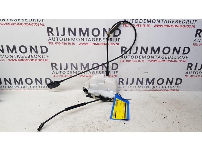 Dörrlåsmekanism, 2-dörrars, höger från en Renault Twingo II (CN) 1.2 16V 2011