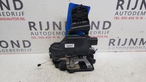 Gebruikte Deurslot Mechaniek 4Deurs rechts-voor Volkswagen Passat Variant (3B6) 2.3 V5 20V Prijs € 30,00 Margeregeling aangeboden door Autodemontage Rijnmond BV