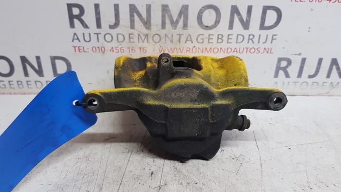 Remklauw (Tang) rechts-voor van een Mercedes-Benz A (W176) 1.6 A-200 16V 2013