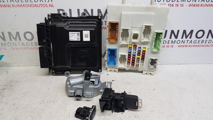 Kontaktslot + computer van een Volvo V40 (MV) 2.0 T2 16V 2017