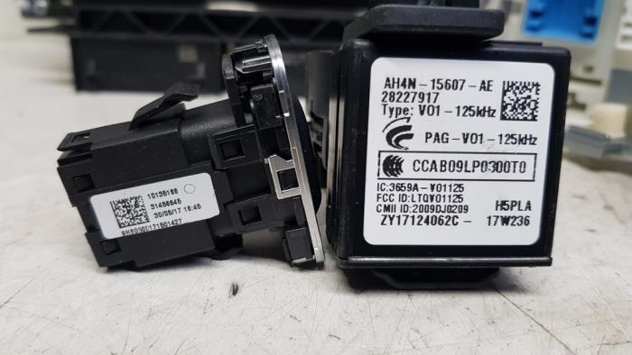 Kontaktslot + computer van een Volvo V40 (MV) 2.0 T2 16V 2017