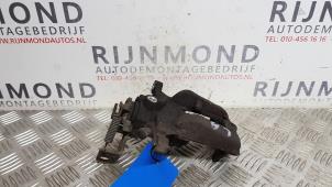 Używane Zacisk hamulcowy lewy tyl Opel Astra J (PC6/PD6/PE6/PF6) 2.0 CDTI 16V 160 Ecotec Cena € 48,40 Z VAT oferowane przez Autodemontage Rijnmond BV