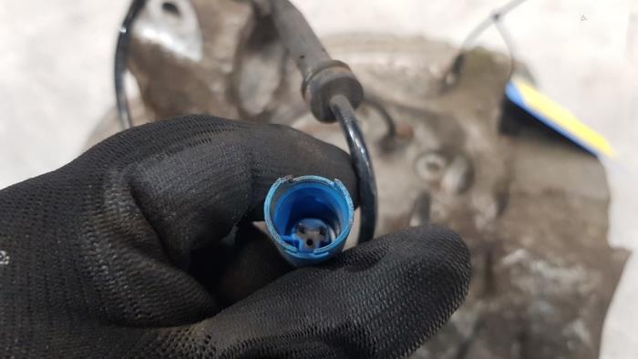 Front wheel hub from a BMW X1 (E84) xDrive 18d 2.0 16V 2010