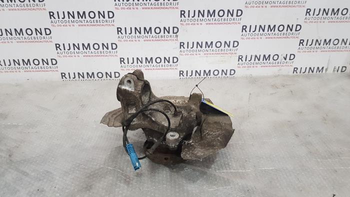 Front wheel hub from a BMW X1 (E84) xDrive 18d 2.0 16V 2010