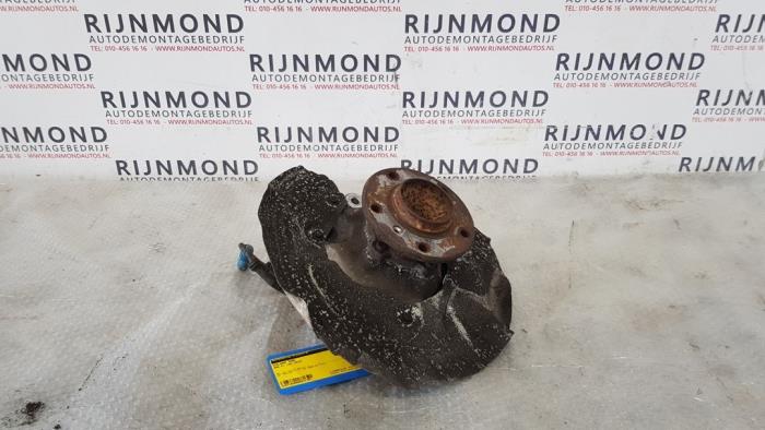 Front wheel hub from a BMW X1 (E84) xDrive 18d 2.0 16V 2010