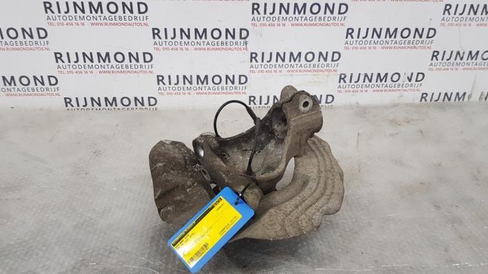 Front wheel hub from a BMW X1 (E84) xDrive 18d 2.0 16V 2010