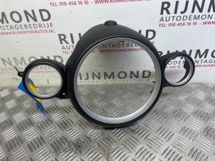 Gebruikte Radio omlijsting Mini Mini Open (R57) 1.6 16V Cooper S Prijs op aanvraag aangeboden door Autodemontage Rijnmond BV