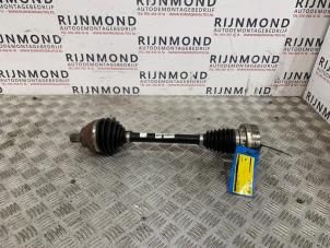 Begagnade Drivaxel, vänster fram Volkswagen Golf VII (AUA) 1.4 TSI 16V Pris € 100,00 Marginaltabell erbjuds av Autodemontage Rijnmond BV