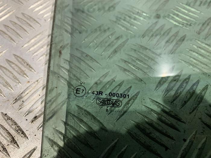 Sidofönster, vänster höger bak från en Opel Agila (B) 1.0 12V 2008