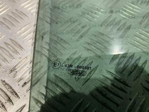 Begagnade Sidofönster, vänster höger bak Opel Agila (B) 1.0 12V Pris på förfrågan erbjuds av Autodemontage Rijnmond BV