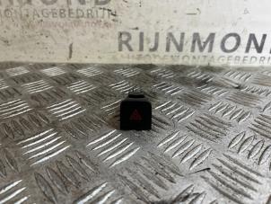 Gebruikte Paniekverlichtings Schakelaar Renault Kadjar (RFEH) 1.2 Energy TCE 130 Prijs € 12,10 Inclusief btw aangeboden door Autodemontage Rijnmond BV
