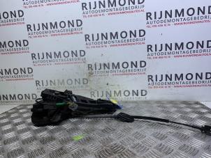 Gebruikte Portierslot Mechaniek 4Deurs links-achter Ford Fiesta 6 (JA8) 1.0 EcoBoost 12V 100 Prijs op aanvraag aangeboden door Autodemontage Rijnmond BV