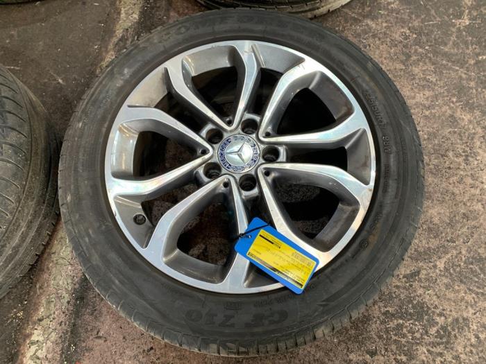 Hjuluppsättning + däck från en Mercedes-Benz C (W205) C-200 2.0 CGI 16V 2015