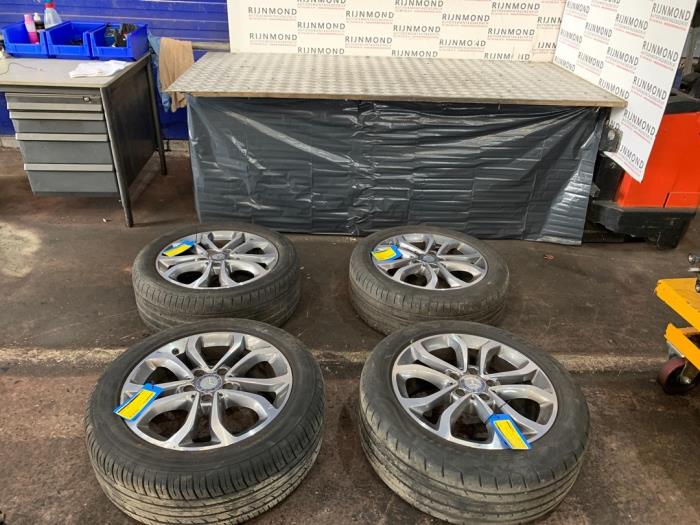 Hjuluppsättning + däck från en Mercedes-Benz C (W205) C-200 2.0 CGI 16V 2015