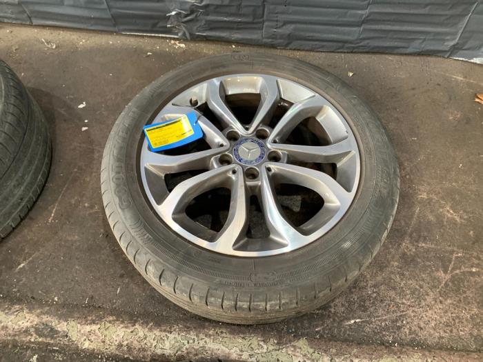 Hjuluppsättning + däck från en Mercedes-Benz C (W205) C-200 2.0 CGI 16V 2015