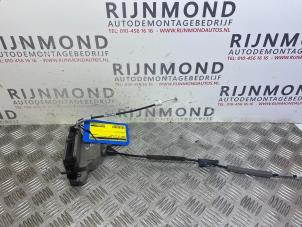 Begagnade Dörrlåsmekanism, 4-dörrars, vänster bak Peugeot 208 I (CA/CC/CK/CL) 1.0 Vti 12V PureTech Pris på förfrågan erbjuds av Autodemontage Rijnmond BV