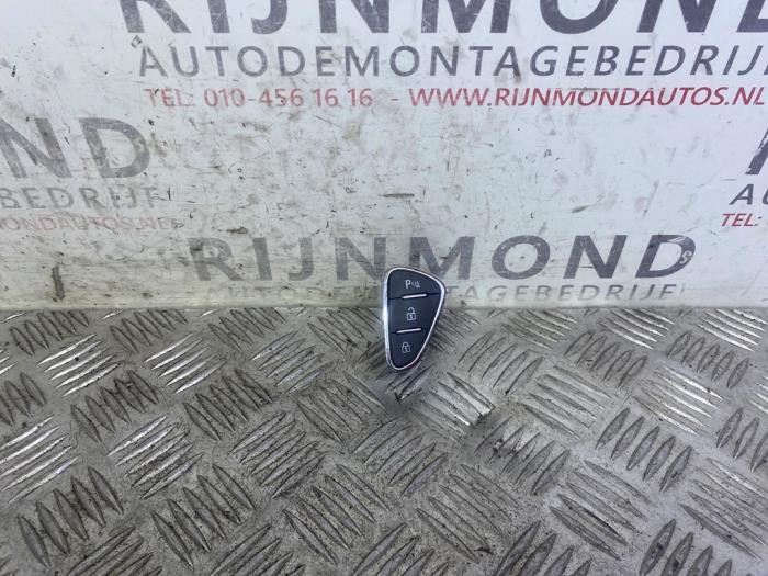 Przelacznik centralnego zamka z Opel Corsa E 1.4 16V 2015
