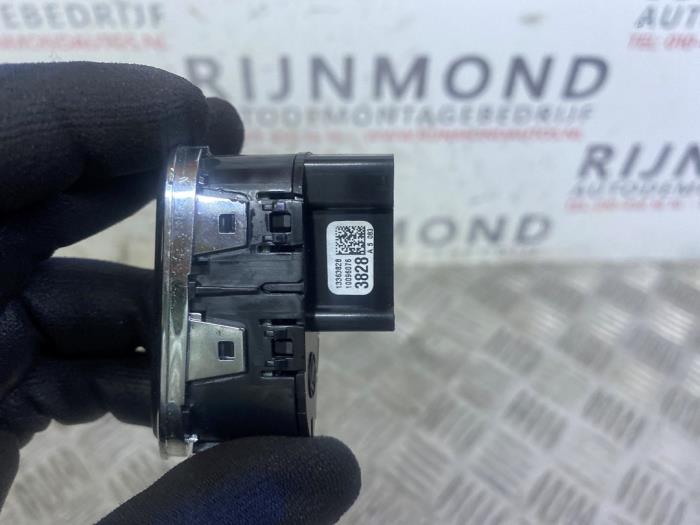 Przelacznik centralnego zamka z Opel Corsa E 1.4 16V 2015