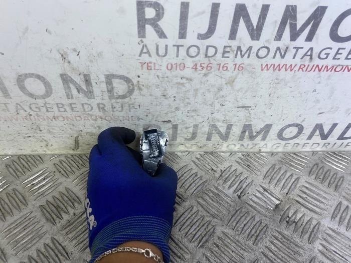 Przelacznik centralnego zamka z Opel Corsa E 1.4 16V 2015