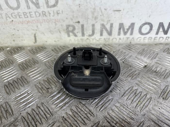 Uchwyt tylnej klapy z Opel Corsa E 1.4 16V 2015