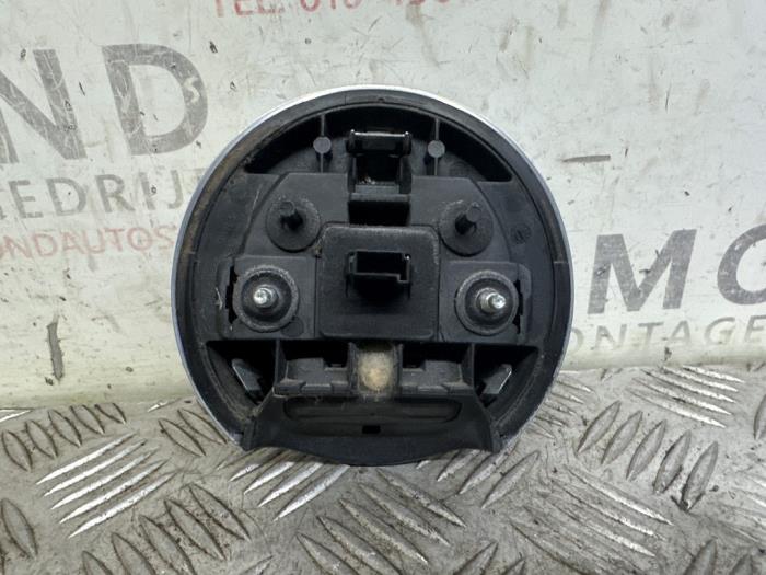 Uchwyt tylnej klapy z Opel Corsa E 1.4 16V 2015