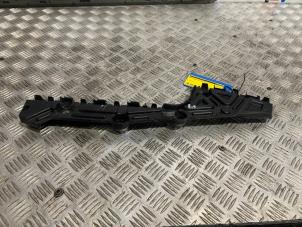 Gebruikte Bumpersteun links-achter Opel Vivaro 1.6 CDTI BiTurbo 120 Prijs op aanvraag aangeboden door Autodemontage Rijnmond BV