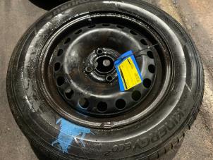 Gebruikte Velg + Band Volkswagen Up! (121) 1.0 12V 60 Prijs € 60,50 Inclusief btw aangeboden door Autodemontage Rijnmond BV