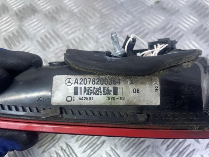 Achterlicht links van een Mercedes-Benz E (R207) E-250 CDI,d 16V BlueEfficiency, BlueTEC 2012