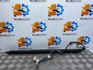 Begagnade Gasfjäder, vänster bak Mercedes GLA AMG (156.9) 2.0 45 AMG Turbo 16V Pris € 108,90 Inklusive moms erbjuds av Autodemontage Rijnmond BV