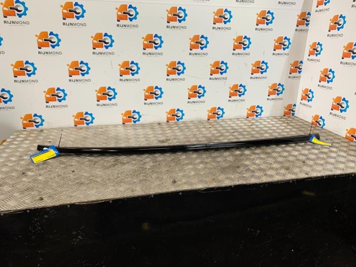 Takstripe, höger från en Mercedes-AMG GLA AMG (156.9) 2.0 45 AMG Turbo 16V 2019