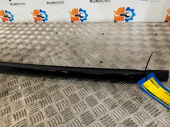 Takstripe, höger från en Mercedes-AMG GLA AMG (156.9) 2.0 45 AMG Turbo 16V 2019