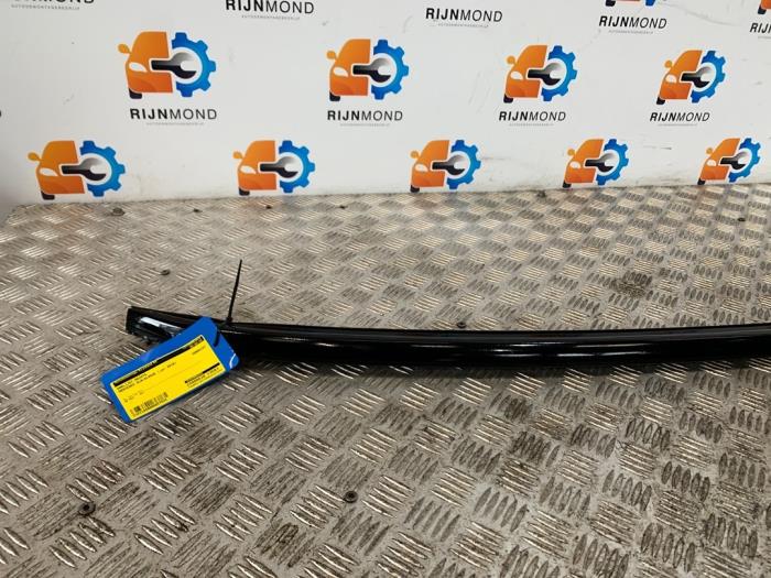 Takstripe, höger från en Mercedes-AMG GLA AMG (156.9) 2.0 45 AMG Turbo 16V 2019