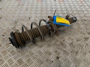 Gebruikte Schokdemper links-voor Peugeot 208 I (CA/CC/CK/CL) 1.6 16V GTI Prijs € 72,60 Inclusief btw aangeboden door Autodemontage Rijnmond BV