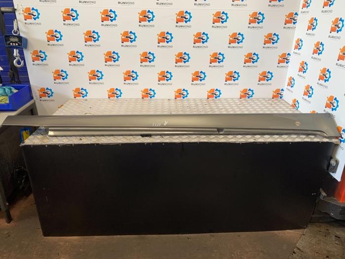 Sideskirt rechts van een BMW 5 serie (F10) 518d 16V 2014