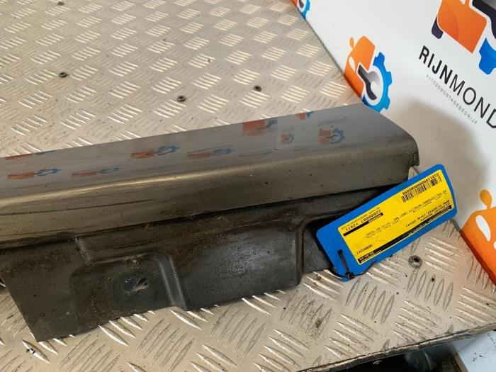 Sideskirt rechts van een BMW 5 serie (F10) 518d 16V 2014