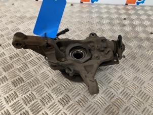 Gebruikte Fusee links-voor Renault Trafic (1FL/2FL/3FL/4FL) 1.6 dCi 125 Twin Turbo Prijs € 90,75 Inclusief btw aangeboden door Autodemontage Rijnmond BV