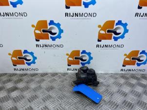 Używane Swiatlo przeciwmgielne prawy przód Mazda CX-3 (DJ/DK) 2.0 SkyActiv-G 120 Cena € 48,40 Z VAT oferowane przez Autodemontage Rijnmond BV